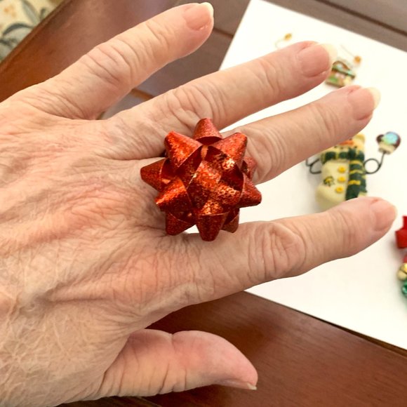 Lot of 7 Vintage Costume Jewelry Pieces - Christmas Pins, Earrings, Ring - Picture 11 of 11